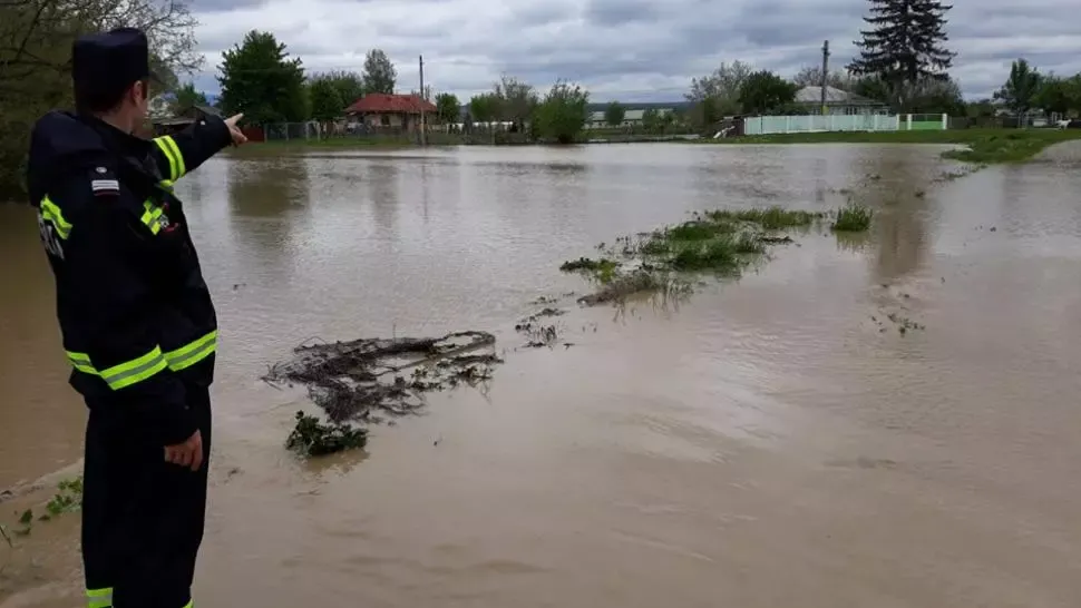 Salvare dramatică în Dâmbovița! Un bărbat a fost scos cu elicopterul din viitură după ce s-a urcat pe un excavator