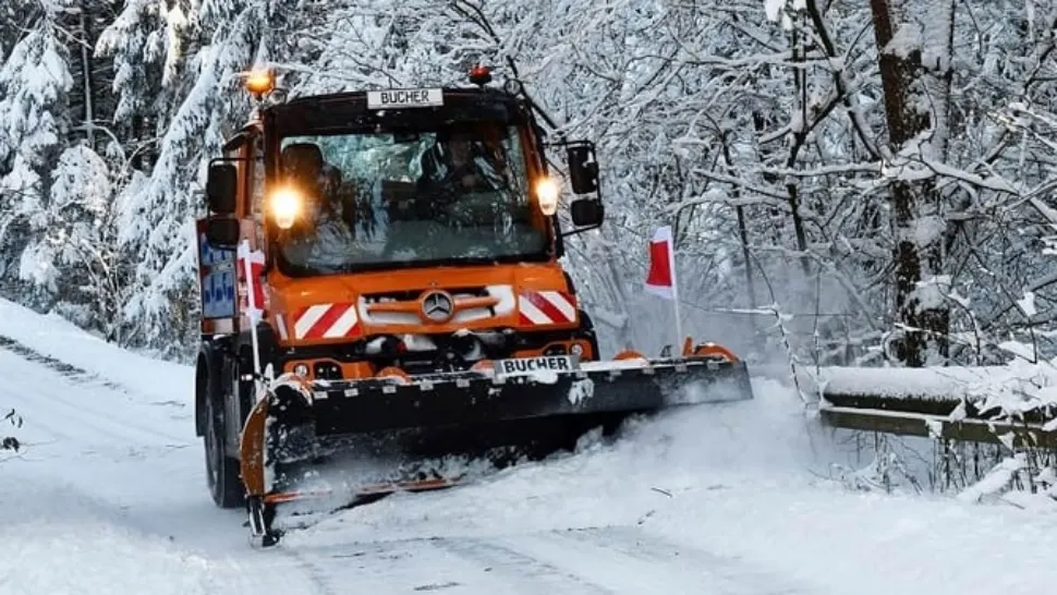 Ninge în România la final de aprilie. Utilajele de deszăpezire, scoase de urgență pe drumuri