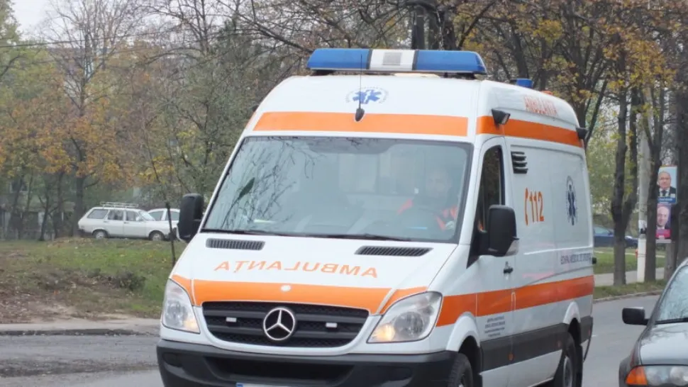 Ambulanță blocată în noroi în Vaslui: o femeie a fost la un pas de moarte în drum spre spital