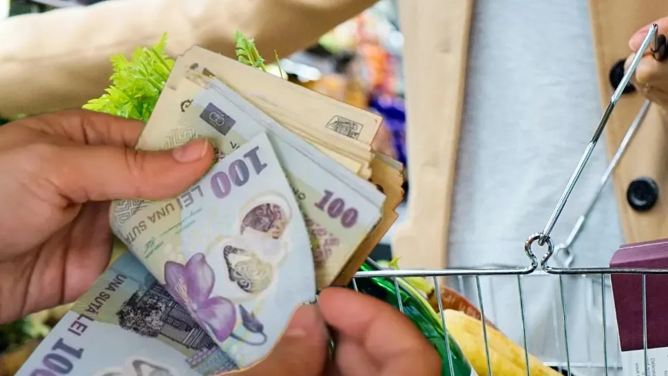 România, cea mai scumpă țară din UE cu cele mai mici venituri: Salariul minim crește cu doar 125 de lei, deși coșul de consum depășește 4.300 de lei pe lună