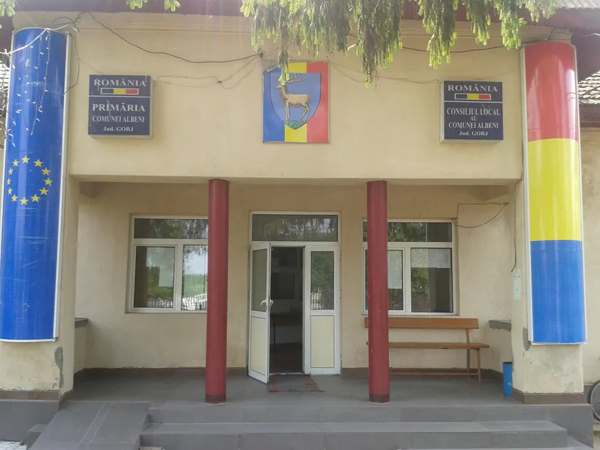 Protest la Primăria Albeni: Funcționarii au încetat lucrul