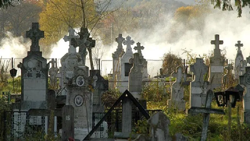 Preot din Gorj, dat în judecată pentru că a distrus un loc de veci