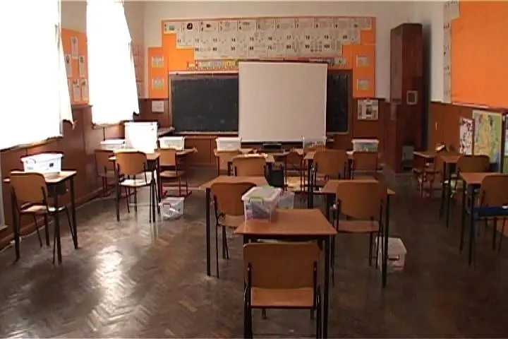 Elevii din Dănești se încălzesc iarna la sobă, dar au centrală termică la toaletă