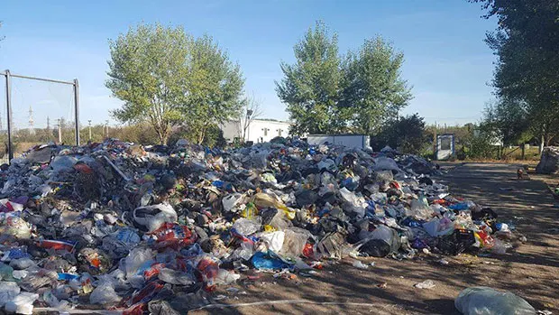 Un munte de gunoaie se ridică lângă Motru
