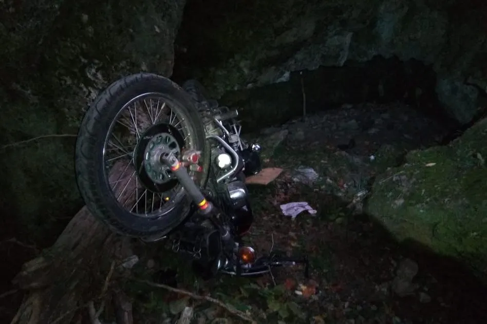 Un motociclist a murit după ce a căzut în râpă la Cheile Sohodolului
