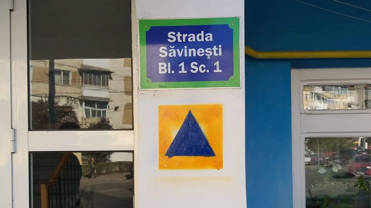 Ce înseamnă acest semn? Sigur l-ați văzut pe blocurile din Târgu Jiu!