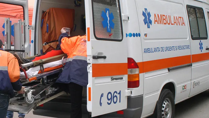 Accident bizar la Târgu Jiu: Un bărbat e în stare gravă după ce i-a explodat un cauciuc în față
