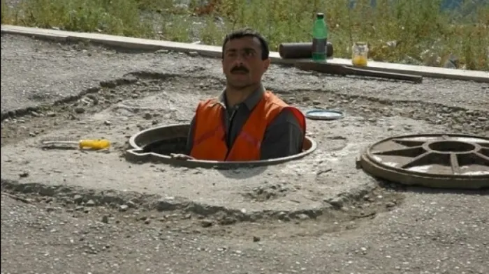Muncitori ”la negru” în rețeaua de canalizare a comunei Turcinești