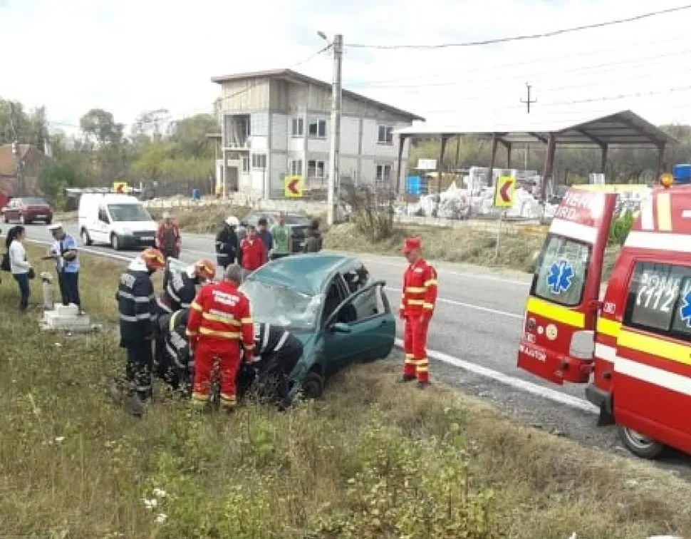 Accident la Copăcioasa! O mamă și doi copii s-au răsturnat cu mașina