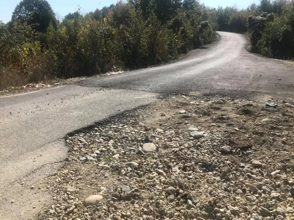 Inaugurat cu fast în urmă cu nici două luni, un drum comunal din Gorj a început deja să se strice