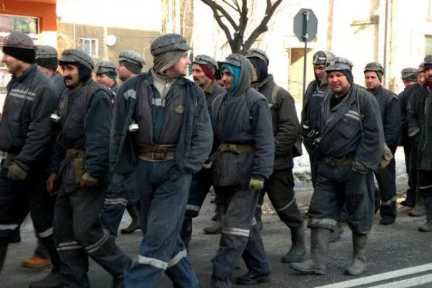 Minerii, lăsați să tremure. Echipamente de iarnă într-o singură carieră din 10!