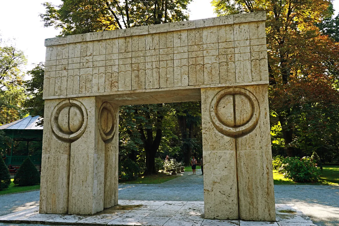 Moțiune împotriva ministrului Culturii, în urma copacilor căzuți la Târgu Jiu