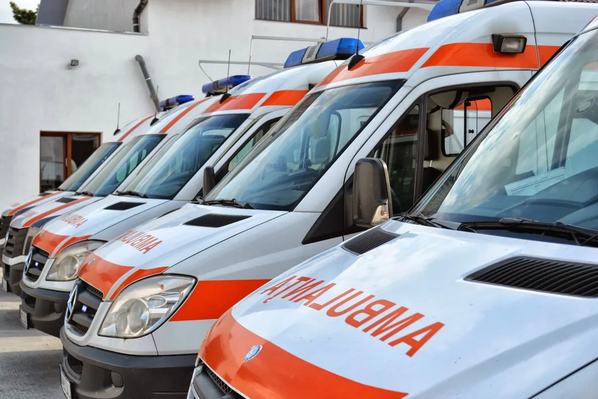 Un bătrân cu comoție cerebrală a așteptat ore întregi ambulanța