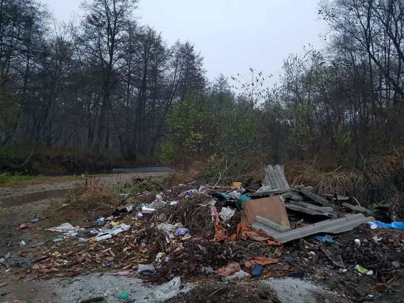 Încă un râu din Gorj este plin de gunoaie