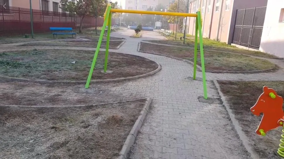 Au pus leagănul în mijlocul aleii într-un loc de joacă nou din Târgu Jiu