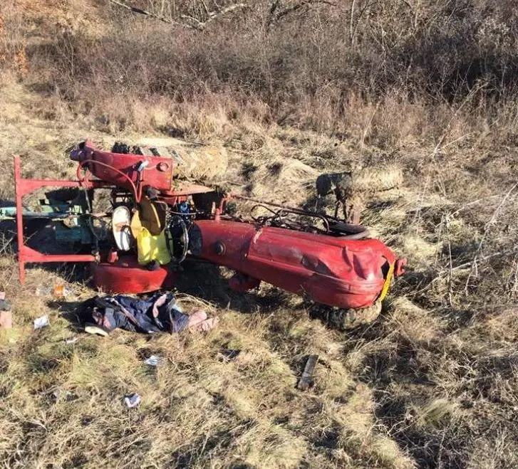A ajuns la spital după ce s-a răstunat cu tractorul