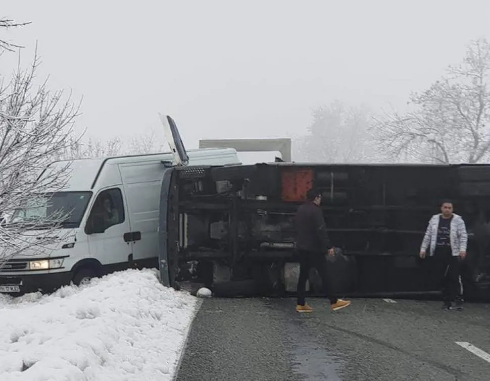 Un camion răsturnat a blocat un important drum din Gorj