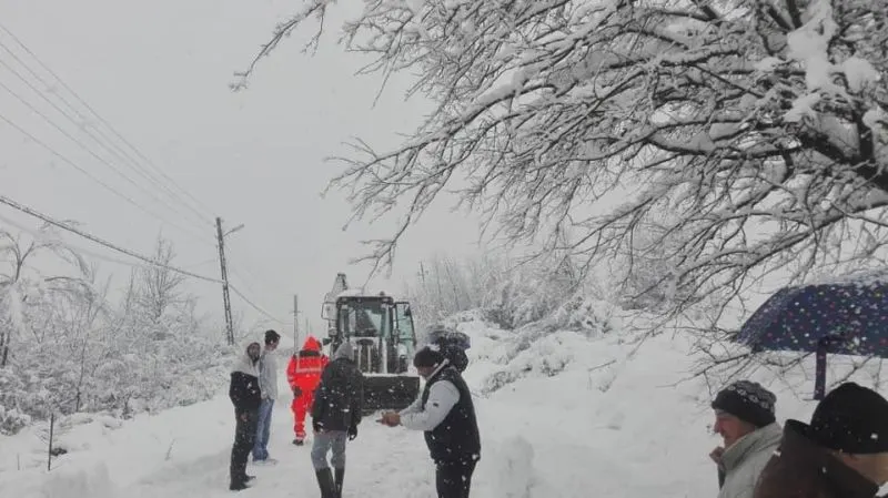 Utilajul pentru deszăpezire al comunei Cîlnic, în pana prostului. A blocat toată circulația