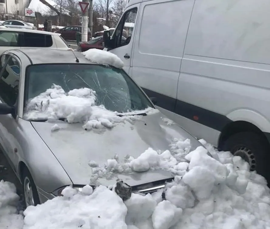Mașini distruse de zăpadă la Târgu Jiu