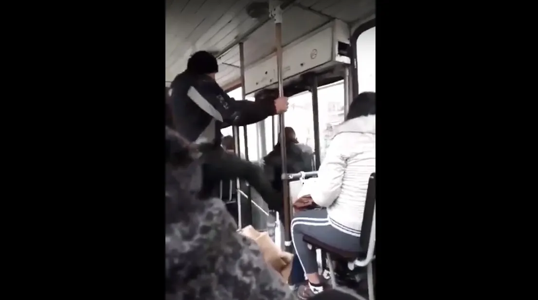 Ce a pățit un bărbat care a lovit un alt călător cu piciorul într-un troleibuz din Târgu Jiu