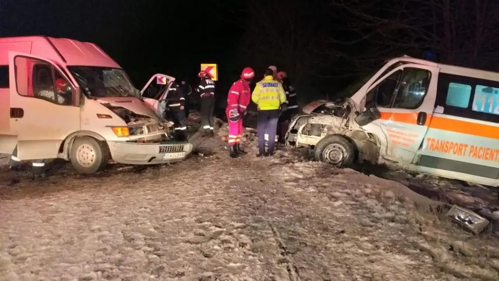 Ambulanță, lovită de o autoutilitară: 3 răniți