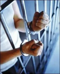 Tineri reținuți în Gorj, după ce au exploatat sexual o fată de 15 ani