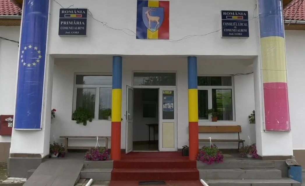 Încă un scandal la primăria Albeni: Bătaie și geamuri sparte la ședința de consiliu