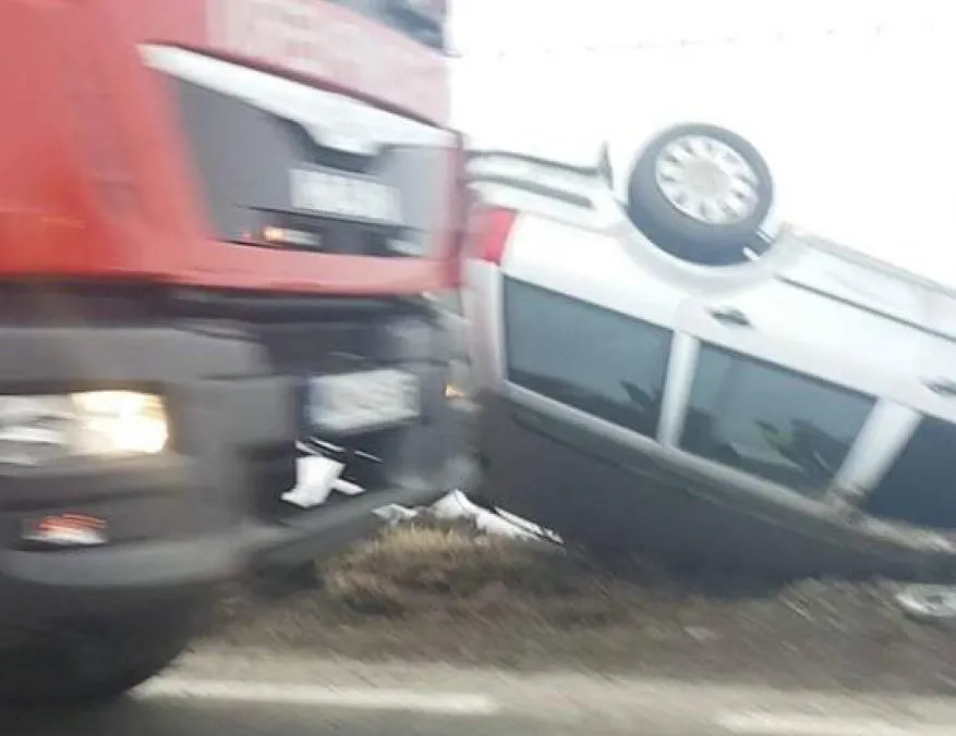 Mașină răsturnată pe o șosea din Gorj