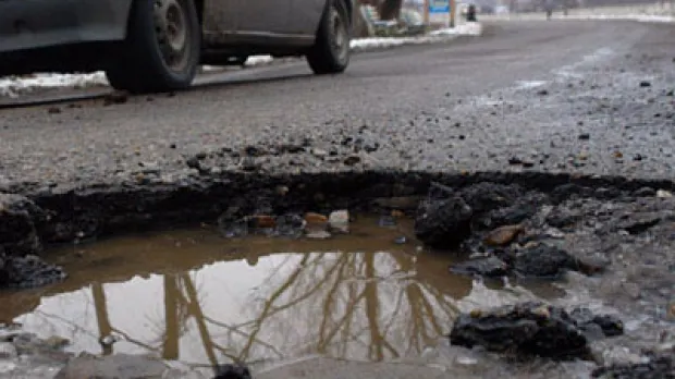 Locuitorii unui cartier din Târgu Jiu își repară singuri strada