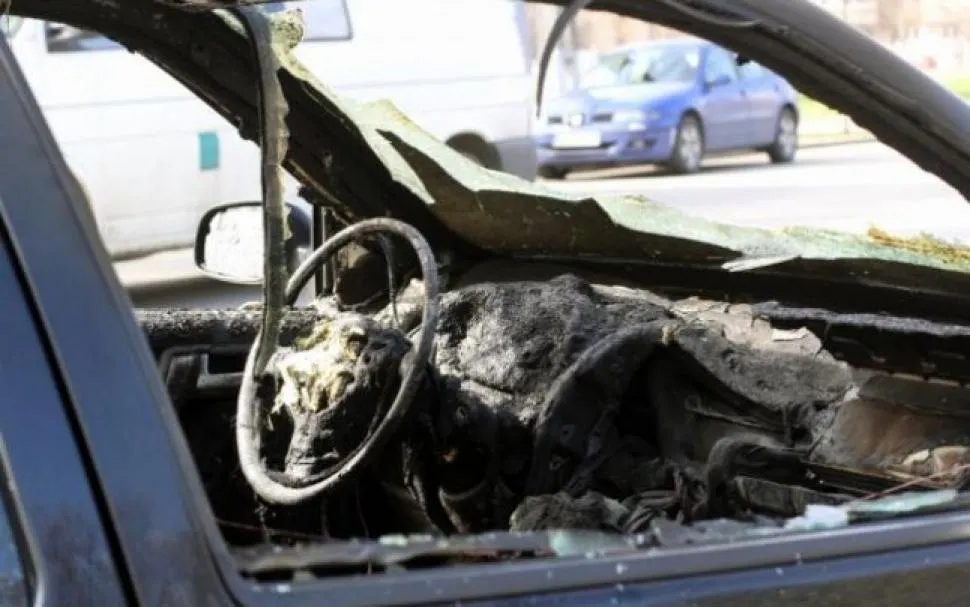Mașină incendiată în curtea unui gorjean