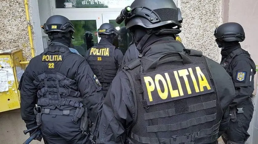 Percheziții la traficanții de droguri din Târgu Jiu
