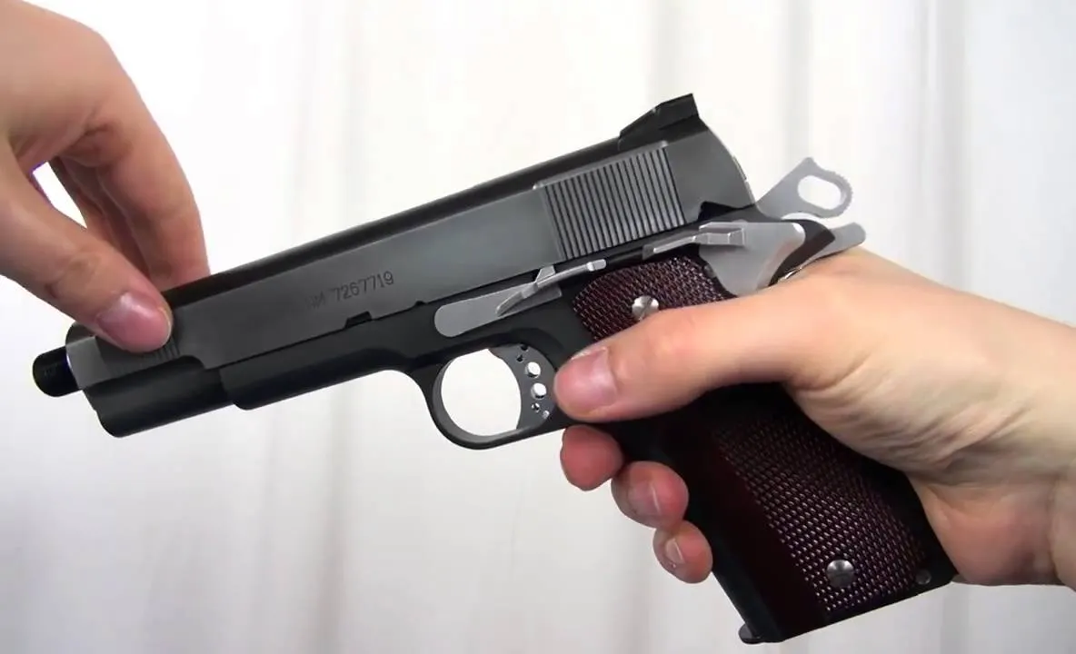 Amenințat cu pistolul în trafic