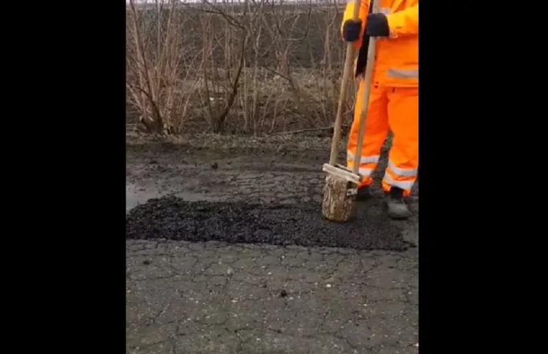 Mai rău ca în urmă cu 50 de ani: Cum se repară drumurile în Gorj | VIDEO