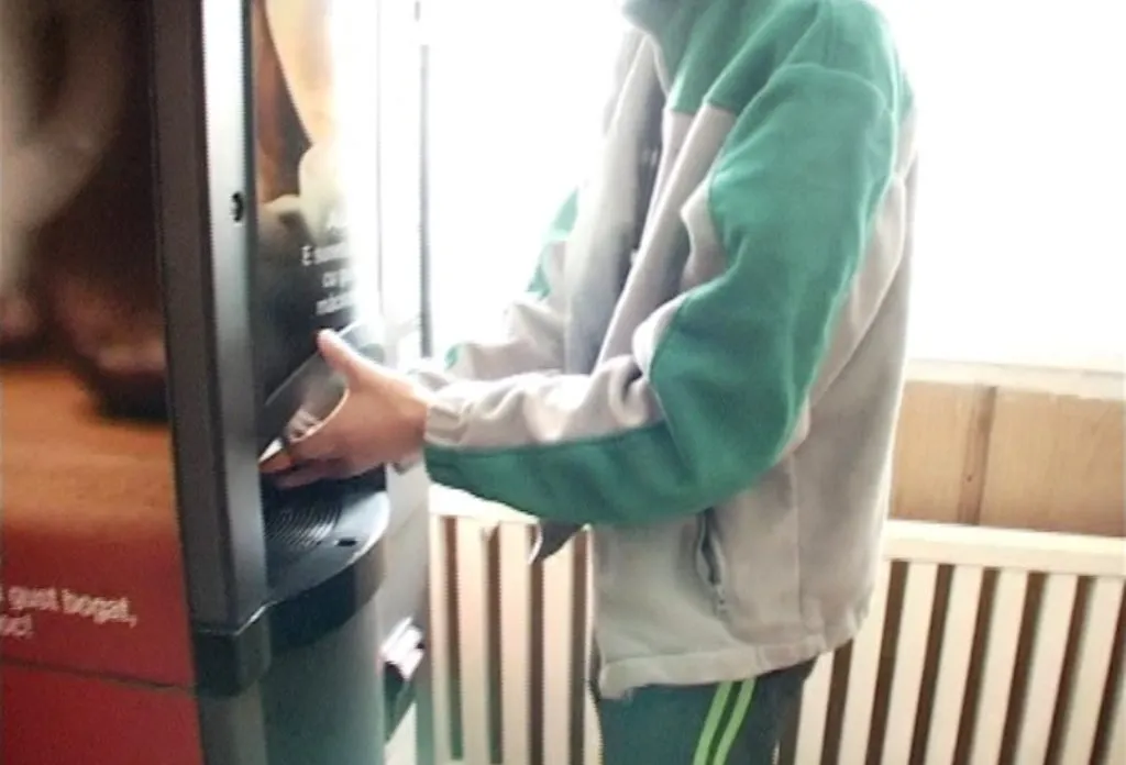 Doi tineri riscă ani grei de închisoare pentru că au spart mai multe automate de cafea