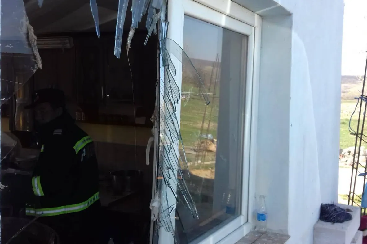 Explozie într-o casă din Bengești! Un bărbat a fost rănit
