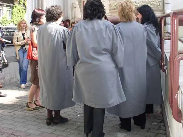 Grefierii din Gorj protestează la București