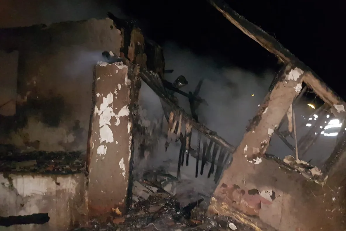 Incendiu la Novaci: O casă a fost distrusă de flăcări