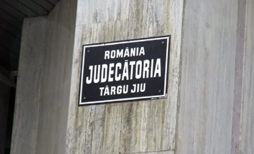 Procurorii gorjeni acuză cu banderole albe
