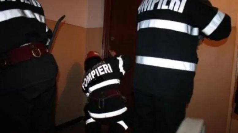 Pompierii au spart ușa unei bătrâne din Târgu Jiu care se uita la TV