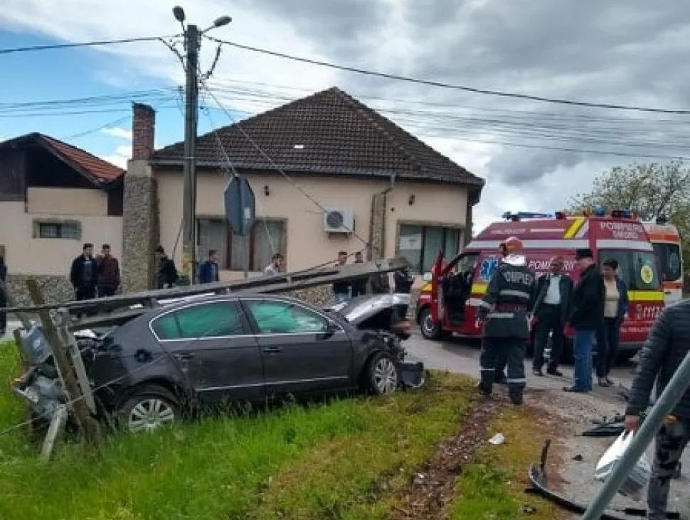 Accident de circulație teribil la Runcu: A rupt un stâlp cu mașina