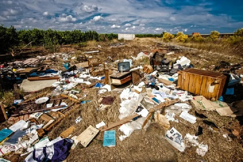Prins în timp ce arunca gunoaie, imediat după o mare acțiune de ecologizare