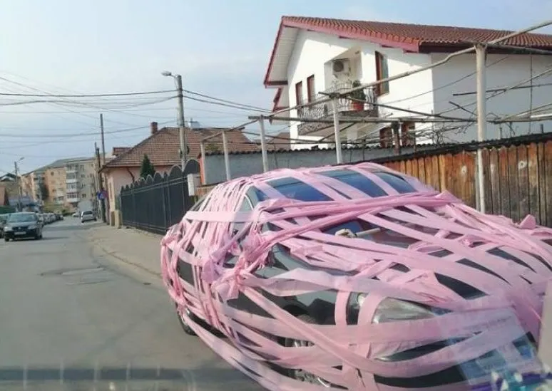 Mașini ”îmbrăcate” cu hârtie igienică, la Târgu Jiu