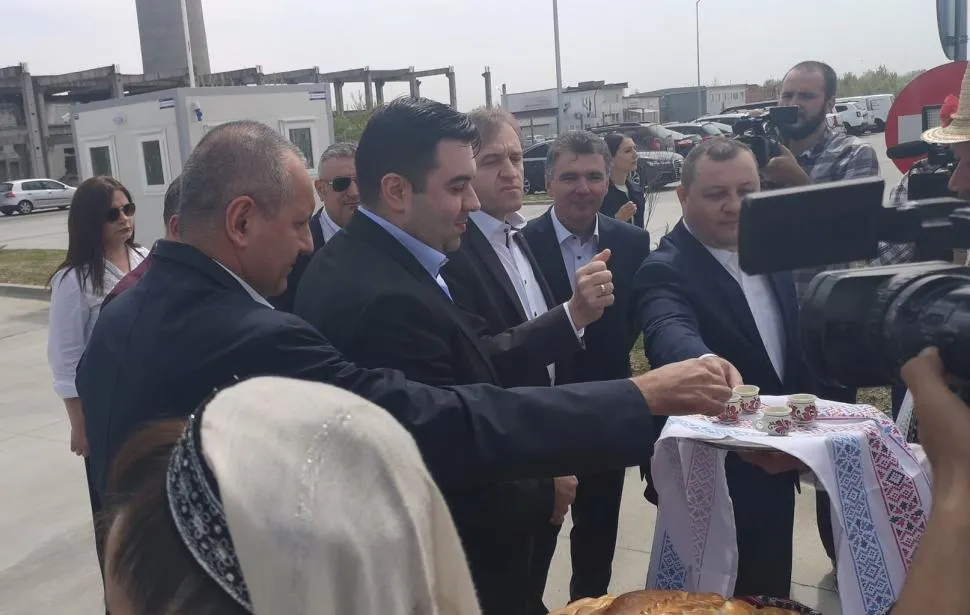 Răzvan Cuc, primit cu pâine, sare și țuică în Gorj