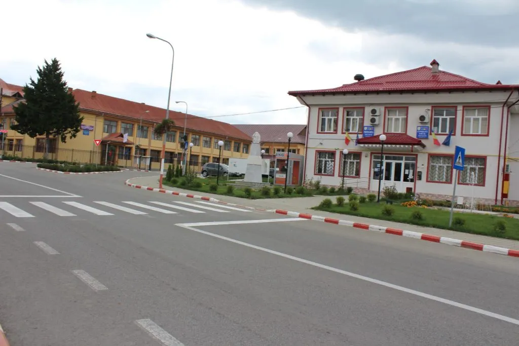 Salarii de aproape un milion de euro pe an la Primăria celui mai mic oraș din Gorj