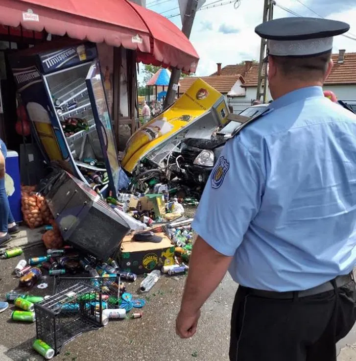 Accident grav la Târgu Jiu: A intrat cu mașina într-un magazin