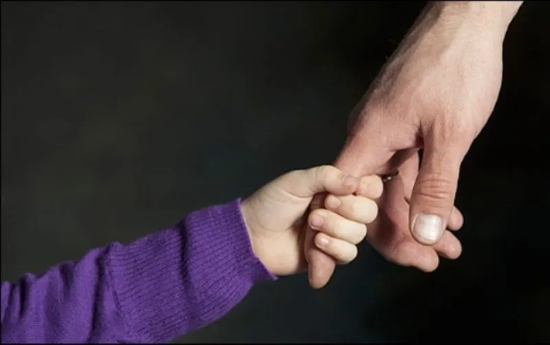 Numărul adopțiilor scade dramatic în Gorj. Doar 4 copii pot fi înfiați