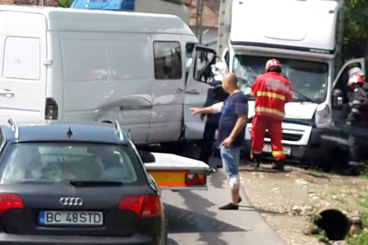 Accident la Câmpu Mare: Un microbuz de pasageri, izbit de un automobil