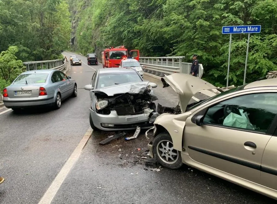 Accident în Defileul Jiului: Un tânăr și trei copii au fost răniți ușor