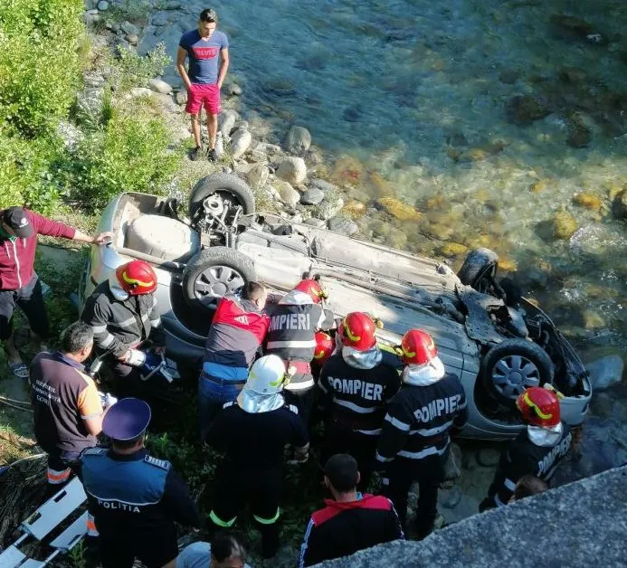 Accident teribil la Novaci! O mașină a căzut de pe un pod, în Gilort | VIDEO