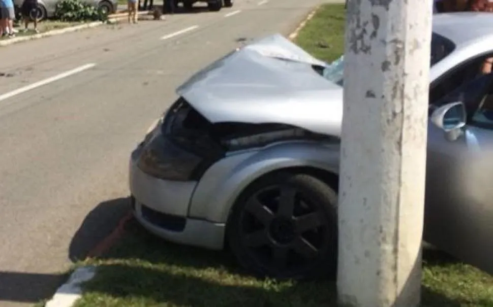 Un minor a intrat cu mașina într-un stâlp din Rovinari